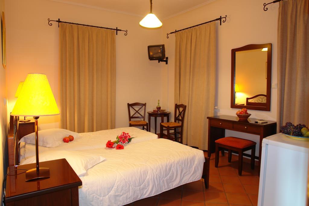 Xenonas Chrisso Hotel Delphoi Szoba fotó